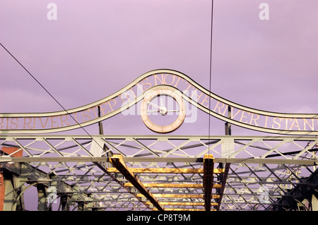 Une installation artistique au-dessus du pont en acier Viaduc de la rue Queen, sur la rue Queen est, au centre-ville de Riverside, se trouve à Toronto, Ontario, Canada. Banque D'Images