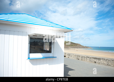 Cabane de plage à la plage de Longchamp de Saint-Lunaire,une station balnéaire entre St-Briac et Dinard, sur la côte nord de la Bretagne Banque D'Images