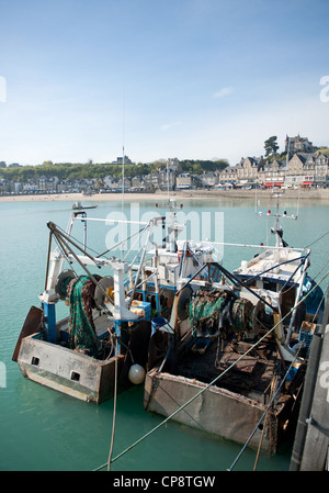Le front de mer de la capitale de l'huître Cancale vu de la jetée de pêche, Bretagne, France Banque D'Images