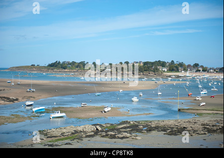 Estuaire de la Frémur près de St-Briac, sur la côte nord de la Bretagne à marée basse Banque D'Images