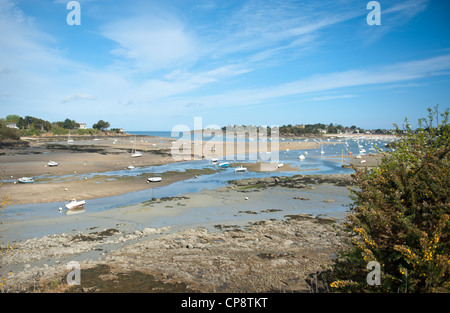 Estuaire de la Frémur près de St-Briac, sur la côte nord de la Bretagne à marée basse Banque D'Images