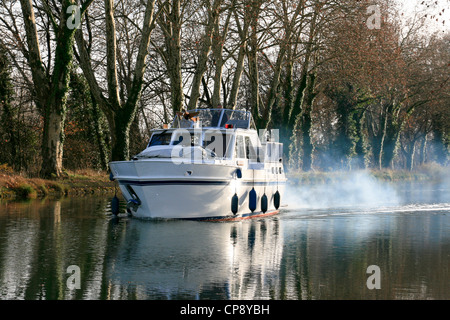 Cabine arrière à moteur sur le canal de Deux Mers Banque D'Images