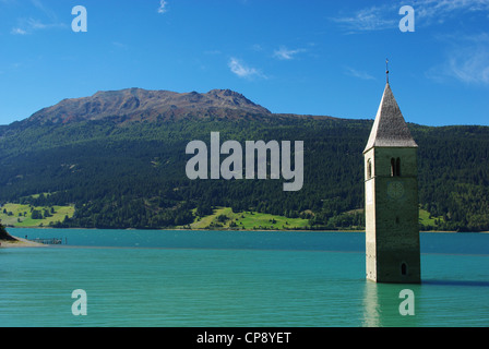 Tour de l'église engloutie dans le lac vert avec Resia Elferspitze, Italie Banque D'Images