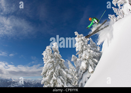 Autriche, Tyrol, Kitzbuhel, Mid adult man skiing Banque D'Images