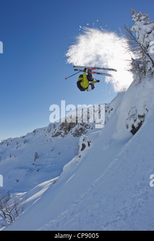 Autriche, Tyrol, Kitzbuhel, Mid adult man skiing Banque D'Images