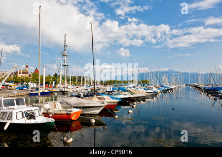 Suisse, Lausanne, vue de voiliers amarrés au port Banque D'Images