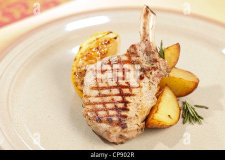 La viande grillée côtes avec des pommes de terre Banque D'Images