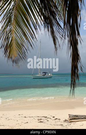 Cruising Yacht ancré dans Coco Bandero Cays, îles San Blas, Panama. Banque D'Images