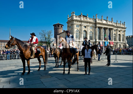 Europe Italie Piémont suaire de Turin Exposition de 2010, l 'arrivée des Chevaliers du Saint Suaire dans la Piazza Castello Banque D'Images