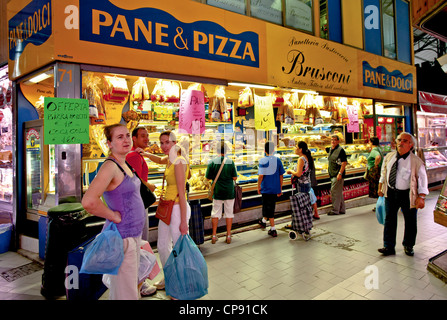 Europe Italie Piémont Turin Piazza della Repubblica le populaire marché de Porta Palazzo marché couvert Banque D'Images