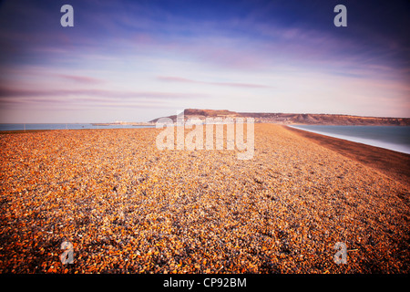 Vue de Portland de la célèbre plage de Chesil. Le port de Portland est à gauche et le manche sur la droite, Banque D'Images