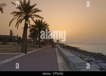 La vue le long de la côte du golfe au large promenade road à Koweït City at Dusk Banque D'Images