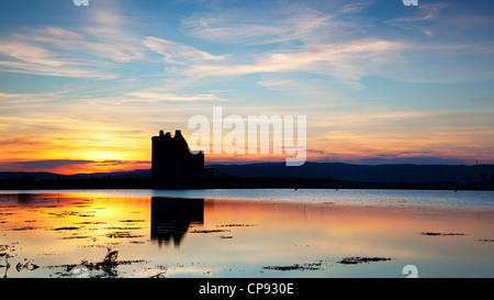 Le Château de Lochranza silhouetté au coucher du soleil, l'île d'Arran, l'Ayrshire, England, UK Banque D'Images