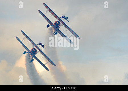 Breitling wingwalkers sur Boeing Stearman biplans à l'Abingdon Airshow 2012. Banque D'Images