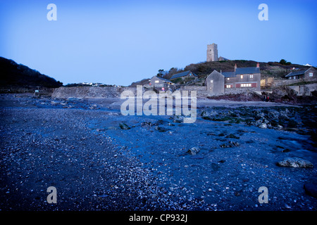 Vue de la plage à Wembury dans pebbley à Devon Retour vers St Werburgh's Church. Banque D'Images