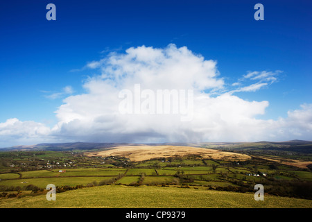Vue de Brat tor vers une tempête sur le paysage au-delà, Dartmoor, dans le Devon, England, UK Banque D'Images