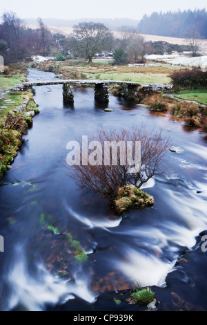 Vue d'une rivière qui coule sous un pont battant à Postbridge, Dartmoor, Devon Banque D'Images