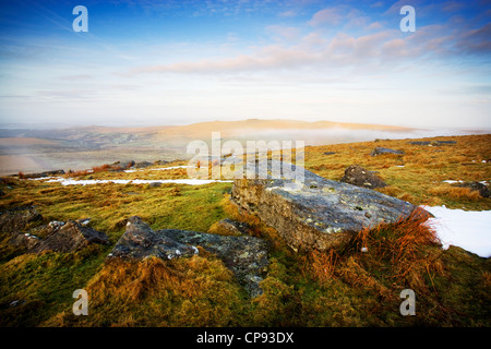 Vue depuis peu Mis à travers Tor Dartmoor National Park, Devon, UK Banque D'Images