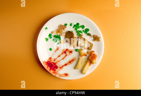 Plaque sale avec des aliments partiellement mangés Banque D'Images