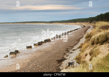 La Seconde Guerre mondiale, deux défenses anti-chars sur la plage de Roseisle, près de Burghead, Moray, en Écosse. Banque D'Images