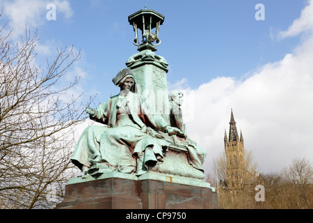 Sculpture en bronze du pont Kelvin Way par Paul Raphael Montford représentant l'industrie et le commerce, Kelvin Way, West End of Glasgow, Écosse, Royaume-Uni Banque D'Images
