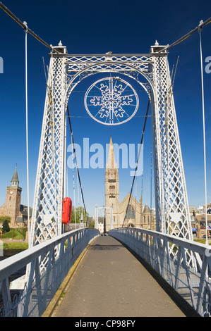 L'Greig Street Bridge, une passerelle sur la rivière Ness à Inverness, en Écosse. Banque D'Images