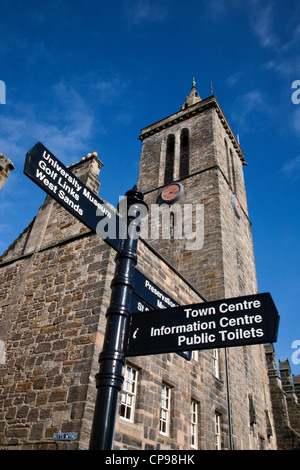 Panneau touristique et St Salvators chapelle universitaire sur la tour Nord Rue St Andrews Fife Ecosse Banque D'Images