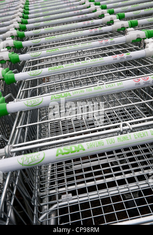 Supermarché asda trollies Banque D'Images