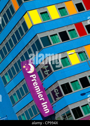 Premier Inn budget hotel situé dans le centre-ville de Leicester UK décoration extérieure de couleur vive avec un ancien immeuble de bureaux en béton Banque D'Images