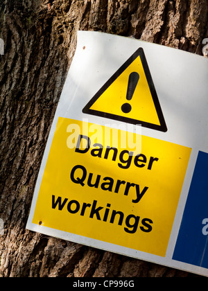 Danger Avertissement fonctionnement carrière attaché à un arbre dans le Derbyshire, Angleterre, Royaume-Uni Banque D'Images