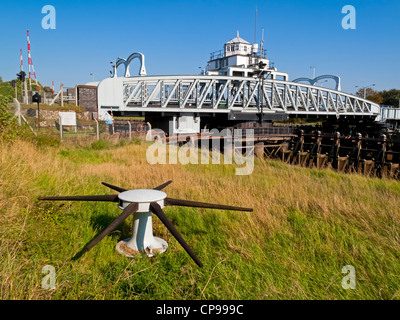 Crosskeys à Sutton Bridge Pont sur la rivière Nene dans le Lincolnshire, un pont tournant construit en 1897 Banque D'Images