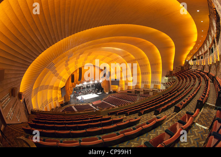 La vue de la scène depuis le balcon en tant que travailleurs à se préparer à un spectacle dans la ville historique de Radio City Music Hall de New York. Banque D'Images