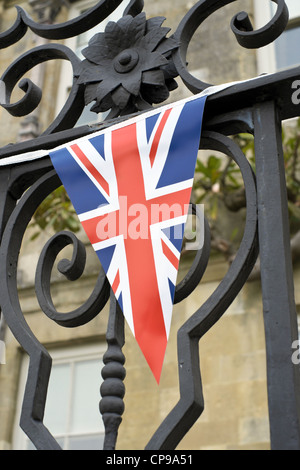 Petit fanion Union Jack accroché sur iron fence Banque D'Images