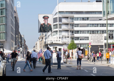 Les touristes à Checkpoint Charlie à la Friedrichstrasse - Mur de Berlin Banque D'Images