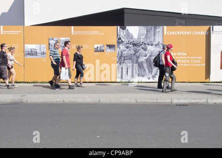 Les touristes à Checkpoint Charlie à la Friedrichstrasse - Mur de Berlin Banque D'Images