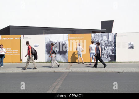 Les touristes à Checkpoint Charlie à la Friedrichstrasse - Mur de Berlin Banque D'Images