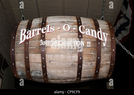 'Barils-O-Candy' sign hanging tonneau en bois en face de store Banque D'Images