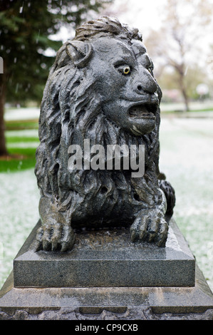Début mai tempête sur statue de lion, Alpine Park, centre-ville historique, petite ville de montagne de Salida, Colorado, USA Banque D'Images