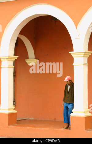 Vieil homme debout sous une arcade dans la ville coloniale espagnole de Tlacotalpan, Veracruz, Mexique. Banque D'Images
