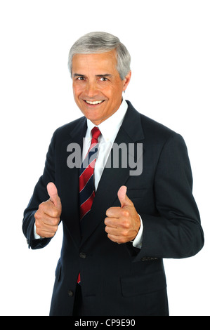 Portrait of a smiling senior business man avec un geste de la main jusqu'à deux pouces. Format vertical isolé sur blanc. Banque D'Images