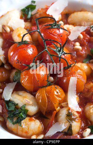 Gnocchi Tomates Rôties sur la vigne et le fromage parmesan Banque D'Images