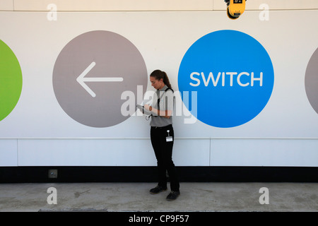 Un travailleur dans la station d'échange de batterie de Better Place company dans le parc industriel de Modiin Israël Banque D'Images