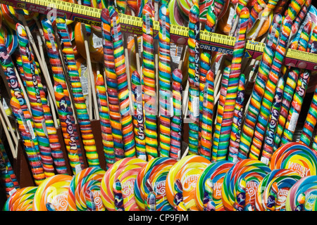 Whirly lollipops dans une ancienne boutique d'angle à Stratford Banque D'Images