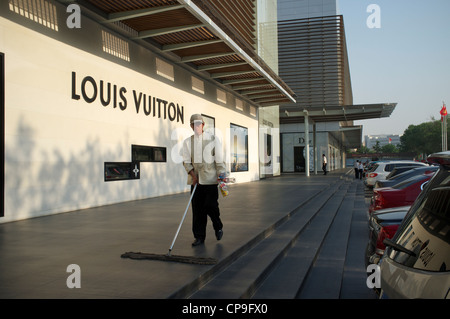 Louis Vuitton au magasin de l'amitié, le premier haut de gamme luxueux grand magasin à Tianjin, Chine. 07-mai-2012 Banque D'Images