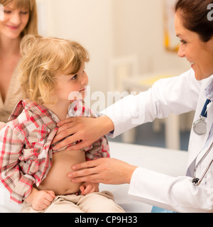 Petite fille ayant ventre examen par pédiatre à medical office Banque D'Images