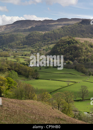 À la recherche sur la belle vallée de Borrowdale au hameau de Grange et Bleaberry est tombé dans le Lake District, Cumbria Banque D'Images