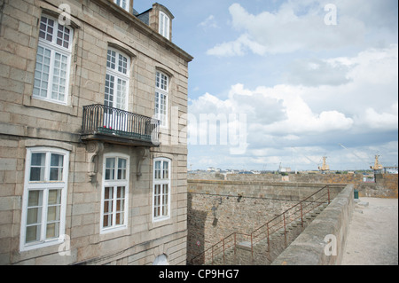 Granit traditionnel accueil vu de la muraille de la ville à Saint Malo en Bretagne, France Banque D'Images