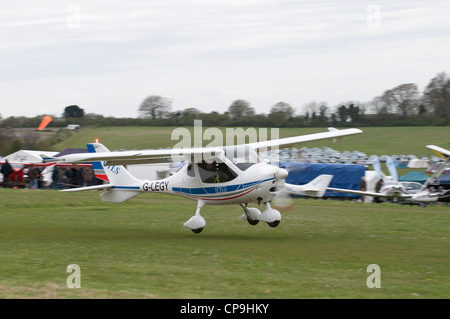 Design GMBH CTLS vol avion léger à ailes hautes-G inscription LEGY décolle d'un aérodrome près de Basingstoke Hampshire Popham Banque D'Images