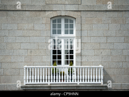 Fenêtre et balcon d'une traditionnelle maison vue du mur de la ville à Saint Malo, Ille-et-Villaine, Bretagne Banque D'Images