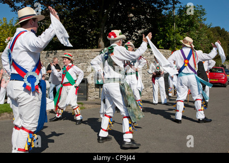 L'Winster Morris Dancers performing à Hartington, dans le Derbyshire, Angleterre, RU Banque D'Images